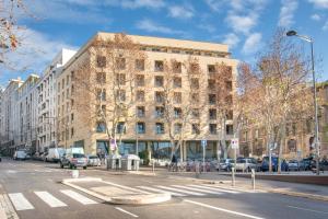 马赛Zenitude Hôtel Résidences Marseille Saint-Charles的街道上的建筑物,前面有车辆停放