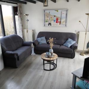 奥德多普Klepperstee Esdoorn 3的客厅配有沙发和桌子