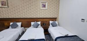 麦加فندق إي دبليو جي العزيزية的两间带两张床的酒店客房