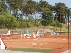 卡尔斯哈根Christel的一群人坐在网球场上