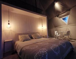 阿尔热祖尔Nature Nest Aljezur的帐篷内一间卧室,配有一张大床