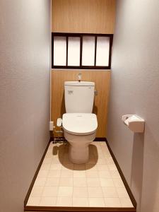大阪難波心斎橋10minutes民宿2号室的一间位于客房内的白色卫生间的浴室