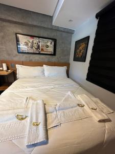 马利西亚斯Hotel La Serena的一间卧室配有带毛巾的床