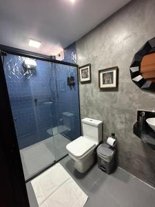 马利西亚斯Hotel La Serena的带淋浴、卫生间和盥洗盆的浴室