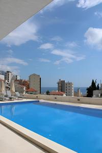 布德瓦Elia Hotel Residence的建筑物屋顶上的游泳池