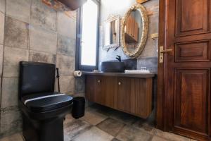 纳弗帕克托斯Lepanto Xenia Apartments 1F的浴室设有黑色的卫生间和水槽。