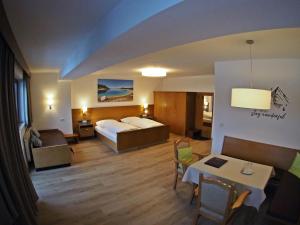 蒂罗尔-泽费尔德伊格特霍夫酒店的酒店客房设有床和客厅。
