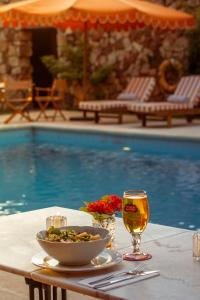 圣贝纳迪诺Casa Del Val- Villa Maria的一张桌子,上面放着一碗食物和一杯葡萄酒