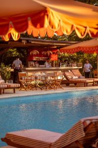 圣贝纳迪诺Casa Del Val- Villa Maria的一个带椅子的游泳池和一个酒吧