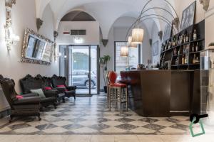 佛罗伦萨HOTIDAY Hotel Firenze Centro的一间酒吧,里面配有椅子和柜台