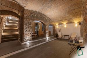 佛罗伦萨HOTIDAY Hotel Firenze Centro的一间设有石墙和楼梯的房间
