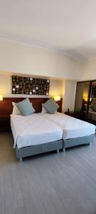 埃斯托利尔Hotel Sao Mamede的一间酒店客房,房间内设有两张床