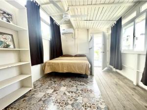圣多明各Hostel La Española的一间设有床铺的卧室,位于带窗户的房间内