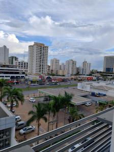 库亚巴Quarto em apartamento em Cuiabá的城市停车场的景色