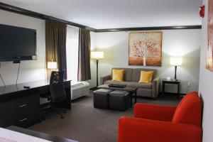 曼哈顿帕克伍德套房酒店的带沙发和电视的客厅