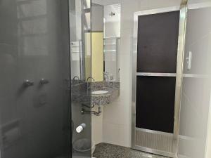 里约热内卢尤尼克酒店的一间带水槽和镜子的浴室