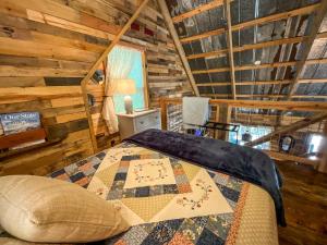 Millers CreekReddies River Retreat - New Rental 2023的小木屋内一间卧室,配有一张床