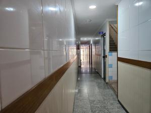 里约热内卢尤尼克酒店的建筑的走廊,有白色的墙壁和走廊