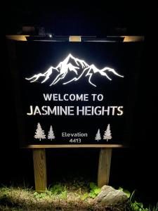 西杰斐逊Jasmine Heights - New Rental 2023的表示欢迎照明的标志