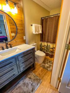 西杰斐逊Jasmine Heights - New Rental 2023的一间带水槽、卫生间和镜子的浴室