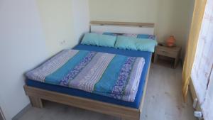 SchöfwegArberblick - b45689的一间卧室配有一张带蓝色棉被的床