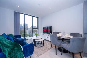 曼彻斯特City Cosy 1 bed - Perfect for Long Stays By Valore Property Services的客厅配有沙发和桌子
