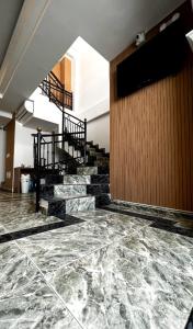 圣安德烈斯Holiday Sai Hotel的大堂设有大理石地板和楼梯
