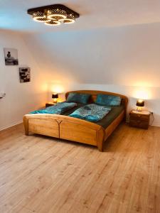 哈里斯莱Sweet vacation的一间卧室配有一张带两盏灯的木床。