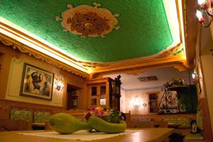 罗卡皮耶托雷Digonera Historic Hotel B&B的一间设有一张桌子和绿色天花板的客房