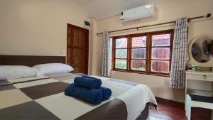 慕斯Common Camping KhaoYai的一间卧室配有一张带蓝色枕头的床。
