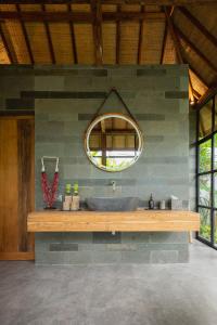 卡朗阿森East Bali Volcano View Resort & Spa - Adults Only Area的浴室设有水槽和墙上的镜子