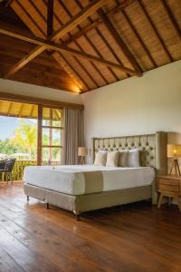 卡朗阿森East Bali Volcano View Resort & Spa - Adults Only Area的一间卧室,卧室内配有一张大床