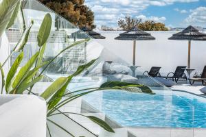 阿吉奥斯普罗科皮奥斯Liana Beach Hotel & Spa的屋顶上设有游泳池的玻璃屋