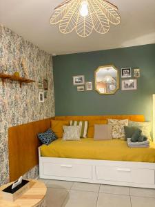 鲁昂Le Marguerite & Le Mélange Savant的一间卧室,卧室内设有一张黄色的大床