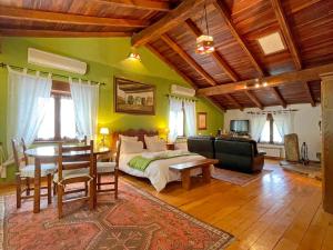 哈温萨拉斯普鲁思科尼酒店的卧室配有一张床和一张桌子及椅子