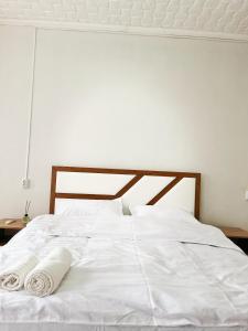奥什My Hostel的一张白色的床,上面有两个白色的枕头