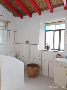 托雷德本纳贾尔邦Casa rural con piscina的白色的浴室设有水槽和卫生间。