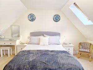 埃姆斯沃思Pears Grove - Southbourne的一间卧室配有床、两张桌子和镜子