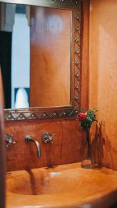 马拉喀什里亚德厄尔马萨旅馆的花瓶,坐在水槽上,镜子