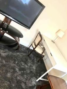罗奇福德Ac lounge 115 1-Bed Apartment in Rochford的一间带椅子和平面电视的房间