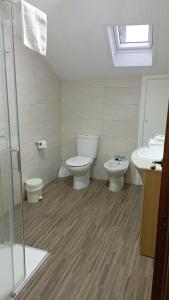 布埃乌托雷城乡村民宿的一间带卫生间和水槽的浴室