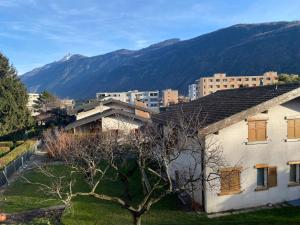 马蒂尼威尔Studio Martigny Taoù的享有以山为背景的城市美景