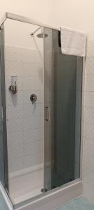 钱皮诺F.A.M. ROOMS的浴室里设有玻璃门淋浴