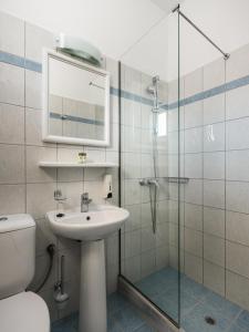 卡沃斯康斯坦提娜公寓的一间带水槽和玻璃淋浴的浴室