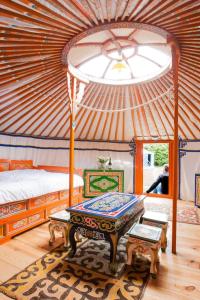 PaluelRando-Yourte的帐篷内带一张床和一张桌子的房间
