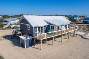 圣乔治岛The Blue Bungalow St. George Island的海滩上的蓝色房子,带甲板