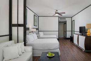 蓬塔卡纳海洋蓝＆沙滩度假村 - 全包的酒店客房,配有床和沙发