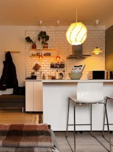 利勒斯特罗姆Hygge houses I Studio apartment in Lillestrøm I Solo or Couple的厨房配有柜台和桌椅
