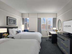 费城洛伊斯费城酒店的酒店客房配有两张床和一张书桌