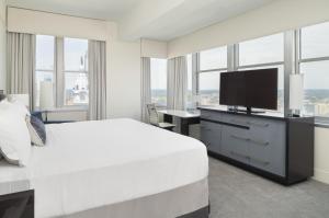 费城洛伊斯费城酒店的配有一张床和一台平面电视的酒店客房